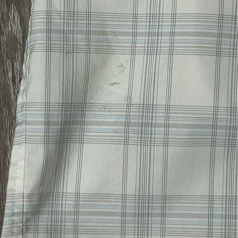 Bolle tech men’s plaid golf shorts, size 34.